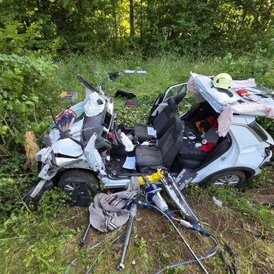 FW Grevenbroich: Feuerwehr Grevenbroich rettet Schwerverletzten aus Autowrack