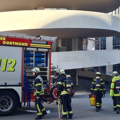 FW-DO: Brennende Baumaterialien sorgen für eine starke Rauchentwicklung