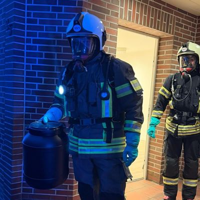 FW-AUR: Flüssigkeitsreste in Behälter umgefüllt