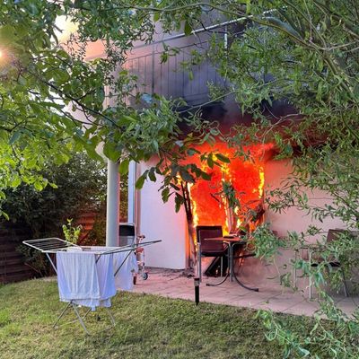 KFV Bodenseekreis: Wohnungsvollbrand durch explodierten Fahrrad-Akku - Mehrere Verletzte in Unteruhldingen