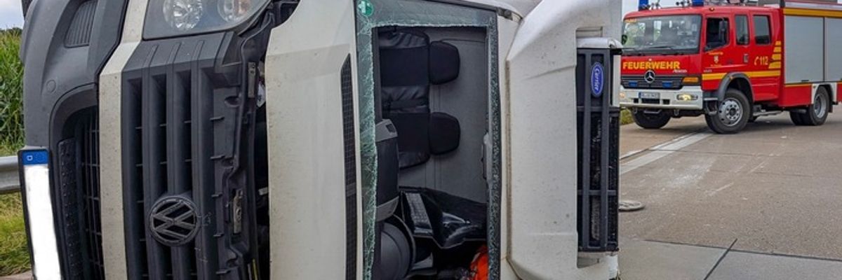 FW-OLL: Transporter verunfallt auf Autobahn 29 und kippt auf die Seite