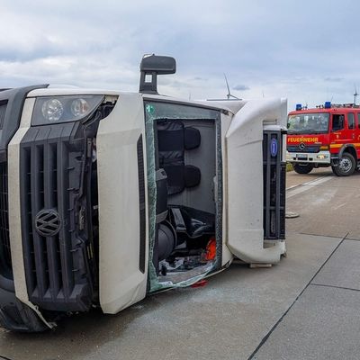 FW-OLL: Transporter verunfallt auf Autobahn 29 und kippt auf die Seite