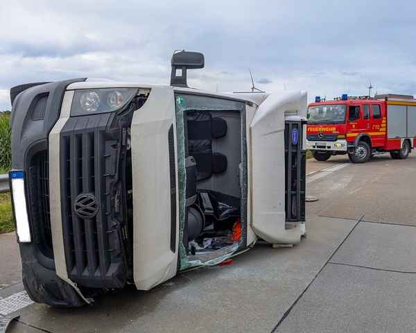 FW-OLL: Transporter verunfallt auf Autobahn 29 und kippt auf die Seite