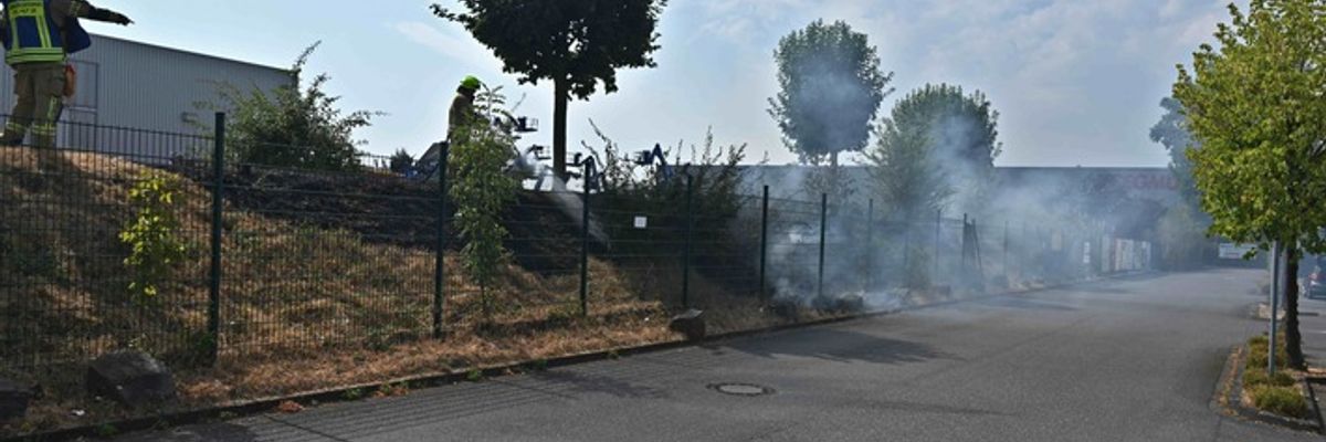 FW Pulheim: Vegetationsbrand in Pulheimer Industriegebiet