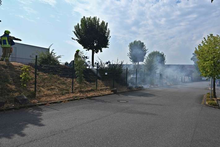 FW Pulheim: Vegetationsbrand in Pulheimer Industriegebiet