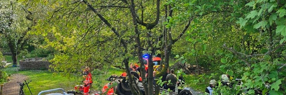 FW Königswinter: Schwerverletzter nach Alleinunfall in Königswinter - Sandscheid
