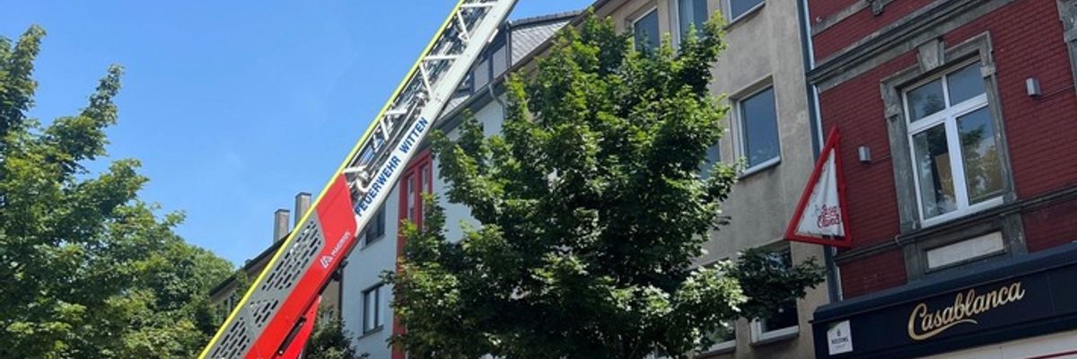 FW Witten: Fassadenteile lösen sich von Wohngebäude - Keine Verletzten