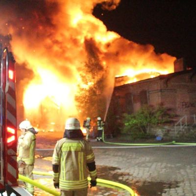 FW Helmstedt: Leerstehende Lagerhalle in Vollbrand