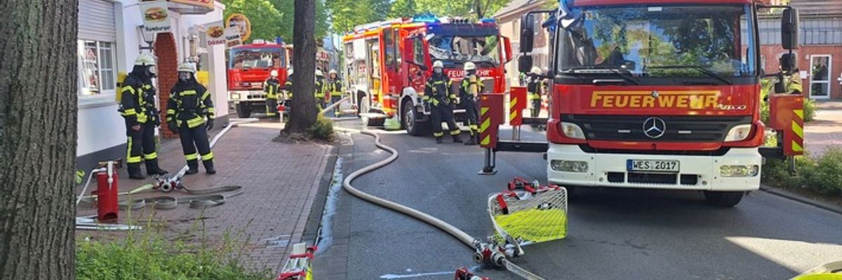 FW Sonsbeck: Gemeldeter Dachstuhlbrand erweist sich als brennendes Laub in einer Dachrinne
