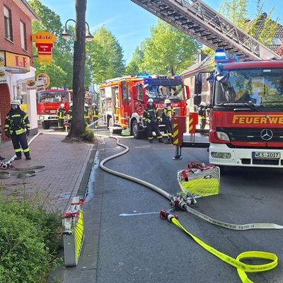 FW Sonsbeck: Gemeldeter Dachstuhlbrand erweist sich als brennendes Laub in einer Dachrinne