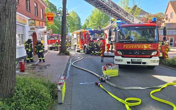 FW Sonsbeck: Gemeldeter Dachstuhlbrand erweist sich als brennendes Laub in einer Dachrinne