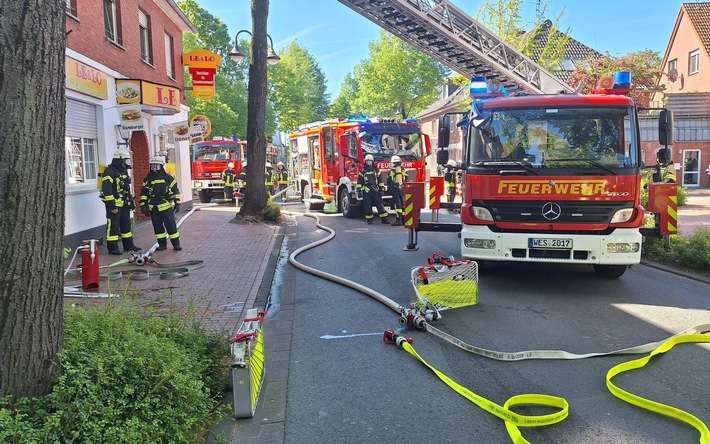 FW Sonsbeck: Gemeldeter Dachstuhlbrand erweist sich als brennendes Laub in einer Dachrinne