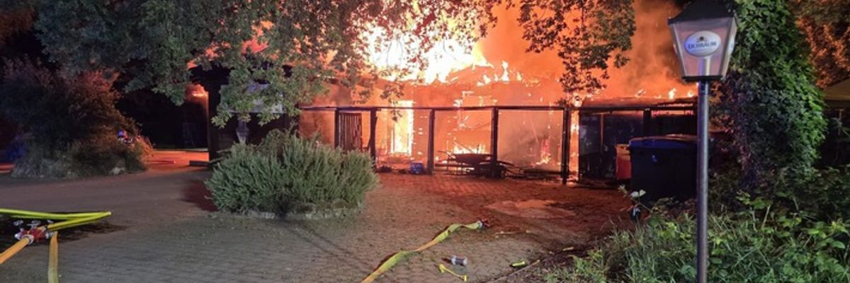 FW Speyer: Gaststätte in Speyer brennt vollständig aus - 84 Einsatzkräfte im Einsatz