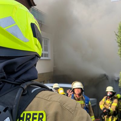 FW LK Neunkirchen: Brand einer Lagerhalle in Hüttigweiler - Feuerwehr verhindert übergreifen auf Nachbargebäude