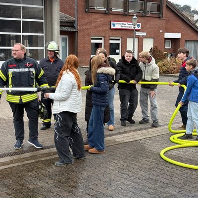 FW Beverungen: Praxisnaher Chemieunterricht bei der Feuerwehr Beverungen / Gymnasium Beverungen besucht das Feuerwehrgerätehaus