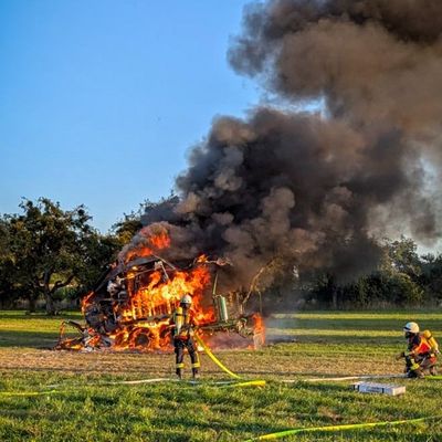 KFV Bodenseekreis: Ballenpresse in Vollbrand in Hefigkofen