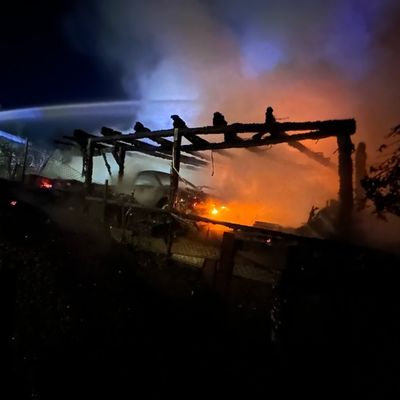 FW-EN: Zwei Pkw und Carport mit Gartenhütte durch Brand zerstört - Feuerwehr Wetter (Ruhr) verhindert Ausbreitung auf Wohngebäude