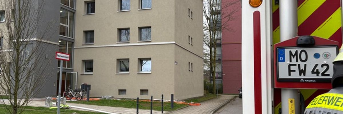 FW Moers: Ausgedehnter Wohnungsbrand / Zwei Katzen aus Brandwohnung gerettet