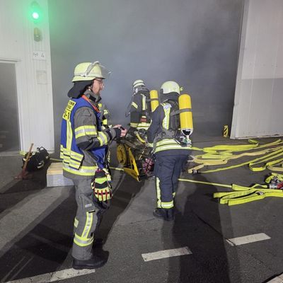FW-AR: Löschzug Bruchhausen/Niedereimer trainiert Ernstfall mit Betriebsfeuerwehr