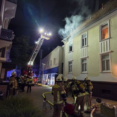 FW Menden: Brand in einem Mehrfamilienhaus in Menden - eine verletzte Person