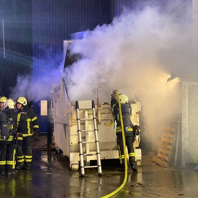 FW-MK: Müllpresse an der Eissporthalle in Brand geraten