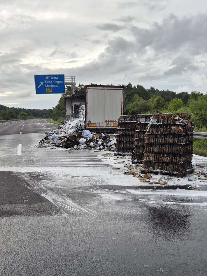 FW Helmstedt: Lkw Auflieger brennt auf Autobahn
