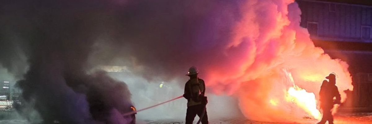 FW Celle: Zwei Pkws brennen in der Nacht