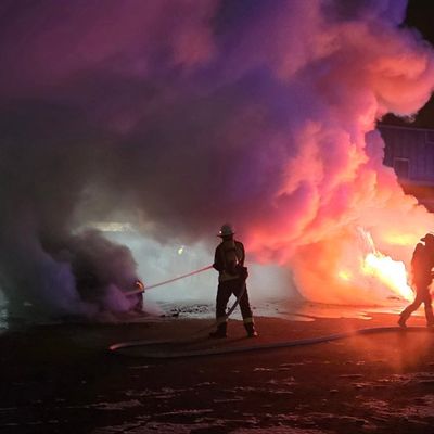 FW Celle: Zwei Pkws brennen in der Nacht