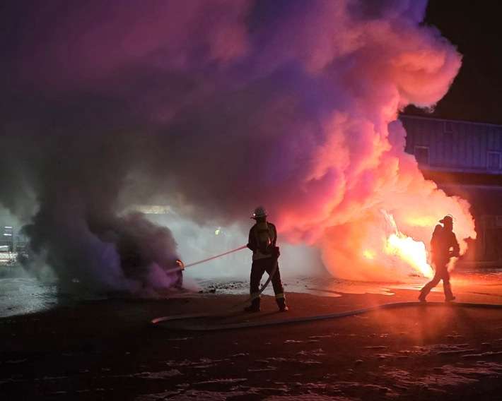 FW Celle: Zwei Pkws brennen in der Nacht