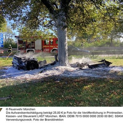 FW-M: Sportwagen rast gegen Baum (A 94)