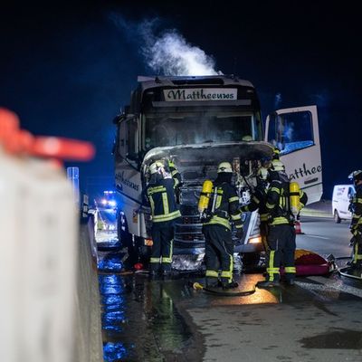FW-NE: Zur richtigen Zeit am richtigen Ort: Feuerwehr Neuss löscht Lkw-Brand auf der A2 bei Hamm (Westfalen) | Spontane überörtliche Hilfe