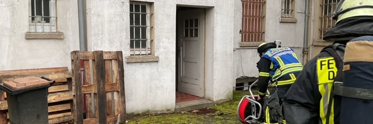FW-DO: Gasaustritt in einem Wohn- und Geschäftshaus in Dortmund-Mengede