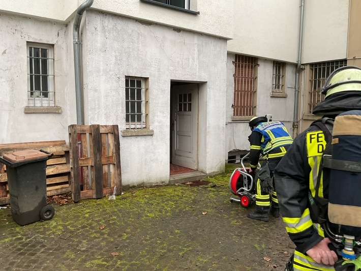 FW-DO: Gasaustritt in einem Wohn- und Geschäftshaus in Dortmund-Mengede
