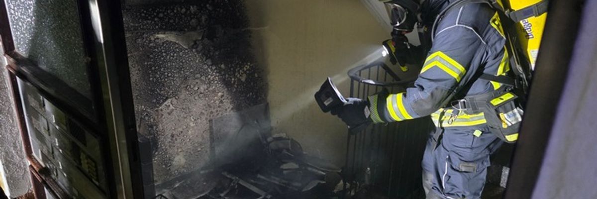 FW Celle: Feuer in einem Mehrparteienhaus - Fluchtweg für Bewohnende abgeschnitten!