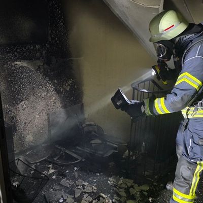FW Celle: Feuer in einem Mehrparteienhaus - Fluchtweg für Bewohnende abgeschnitten!