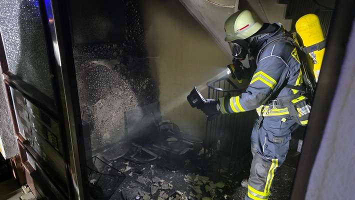 FW Celle: Feuer in einem Mehrparteienhaus - Fluchtweg für Bewohnende abgeschnitten!