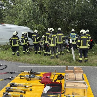FW-AUR: Nach Zusammenstoß im Fahrzeug eingeschlossen