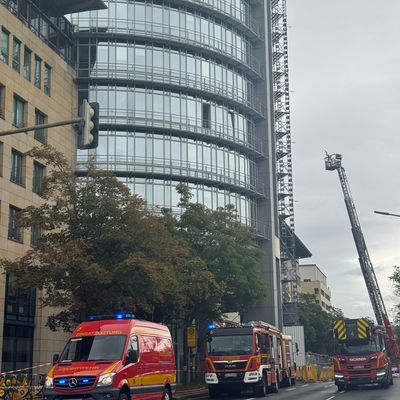 FW Dresden: Dach des World-Trade-Centers gerät in Brand