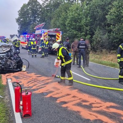 FW VG Westerburg: Frontalzusammenstoß mit LKW - Feuerwehr befreit PKW Fahrer
