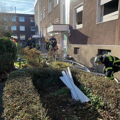 FW-DO: Wohnungsbrand in Brackel - Eine verletzte Person mit Rettungshubschrauber in Klinik geflogen