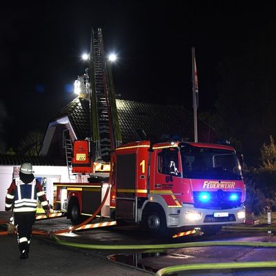 FW-PI: Klein Offenseth-Sparrieshoop: Feuer in einer Garage greift auf zweite Garage über - zwei Häuser gehalten