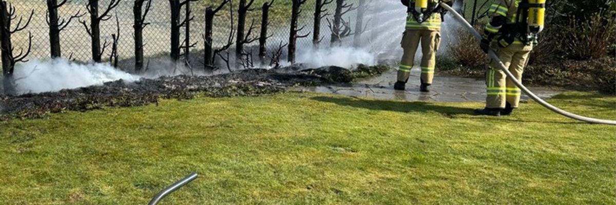 Feuerwehr Goch: Heckenbrand durch Unkraut-Abflämmarbeiten