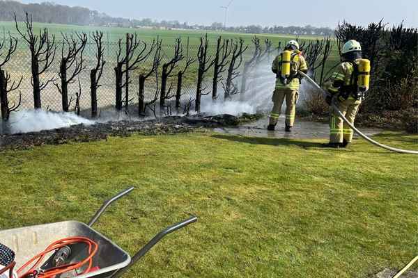 Feuerwehr Goch: Heckenbrand durch Unkraut-Abflämmarbeiten