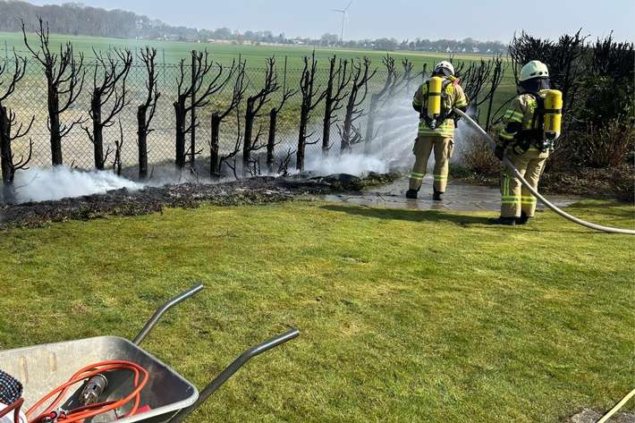 Feuerwehr Goch: Heckenbrand durch Unkraut-Abflämmarbeiten