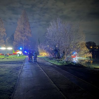 FW-EN: Großeinsatz von Feuerwehr und DLRG an der Ruhr - Zeugin rettet Wassersportler aus Gewässer