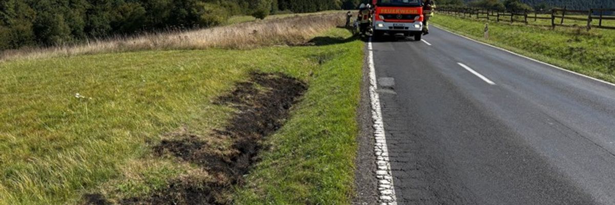 FW VG Asbach: Mehrere kleine Flächenbrände an der L255 bei Etscheid