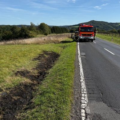 FW VG Asbach: Mehrere kleine Flächenbrände an der L255 bei Etscheid