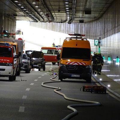 FW Reichenau: Brennendes Fahrzeug im Tunnel - Feuerwehren üben den Ernstfall - Brandschutzübung im Tunnel Waldsiedlung B33 - Tunnel-Waldsiedlung, 11.10.2025