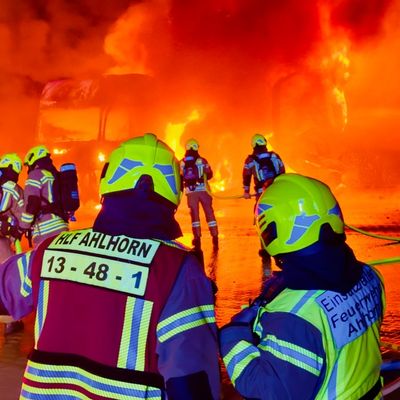 FW-OLL: Zwei Lkw auf Firmengelände in Vollbrand - Gefahr durch berstende Reifen