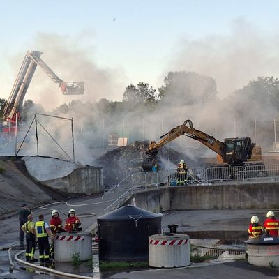 KFV-CW: Großbrand auf Entsorgungsanlage Simmozheim/ Restmüll steht in Flammen / Feuerwehr verhindert Brandausdehnung
